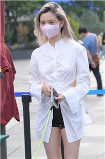 白皙美腿遛狗女孩3A3820[2.48G]