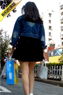 纤细小腿黑色短裙小妹，飘飘的裙子欲掀又欲止[241M/MP4]